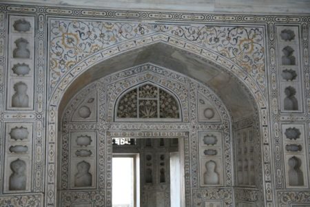 Incrustations arabesques dans le fort moghol d'Agra